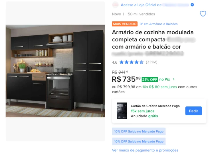 Anúncio real de armário de cozinha modulado preto com fogão embutido